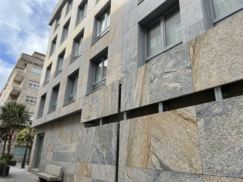 Foto 1 Fachada ventilada y acabados en piedra en Vigo