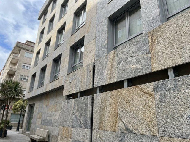Fachada ventilada y acabados en piedra en Vigo